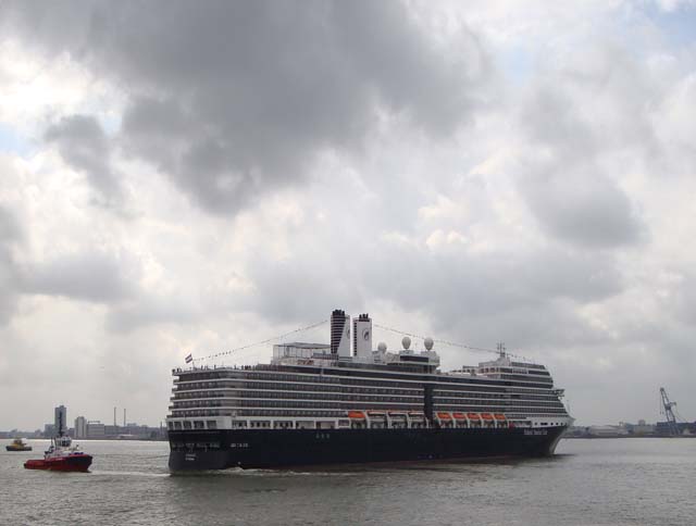 Cruiseschip ms Eurodam van de Holland America Line aan de Cruise Terminal Rotterdam